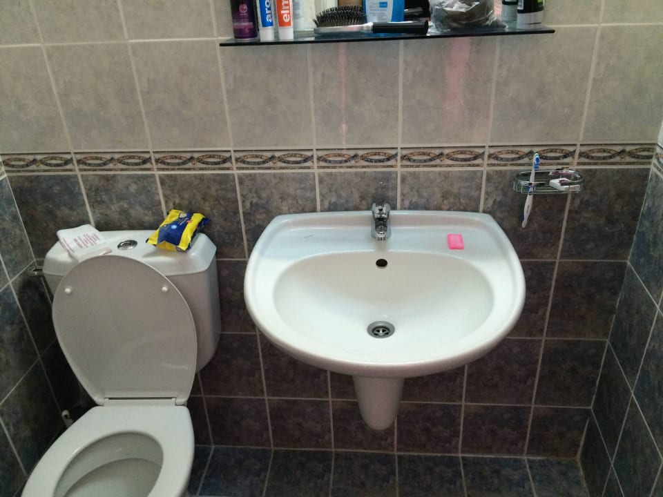 Waschbecken neben dem Wc  Hotel Bohemi
