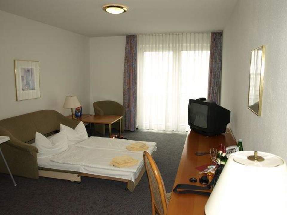 2. Zimmer mit Schlafcouch, Küche und TV acora Leipzig Living the City