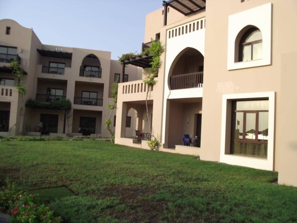 Zimmer und Terrassen direkt zum Meer Miramar Al Aqah Beach Resort