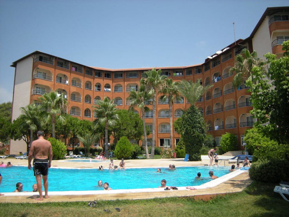 Hotel od strony basenu  Club Turtas Beach Hotel