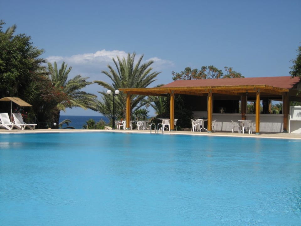 Die Poolbar Crystal Springs Beach Hotel