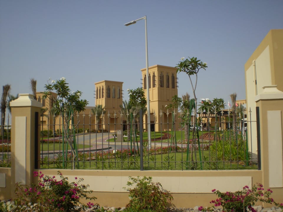 Von Straße aus gesehen Rixos Bab Al Bahr