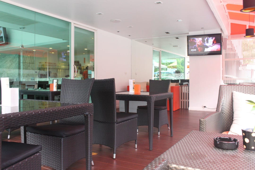 Outdoor patio sala di solo restaurant  Hotel Solo Sukhumvit 2