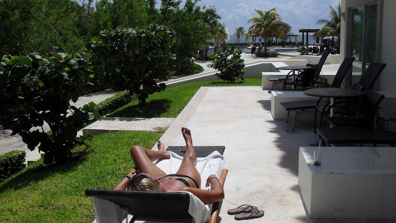 Sonnen vor dem eigenen Zimmer  BlueBay Grand Esmeralda