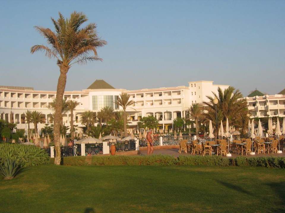 Blick vom Strand an einem sonnigen Tag Iberostar Waves Founty Beach