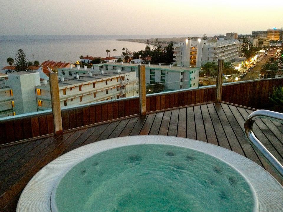 Whirlpool auf dem Dach mit Meeresblick Bull Escorial & Spa