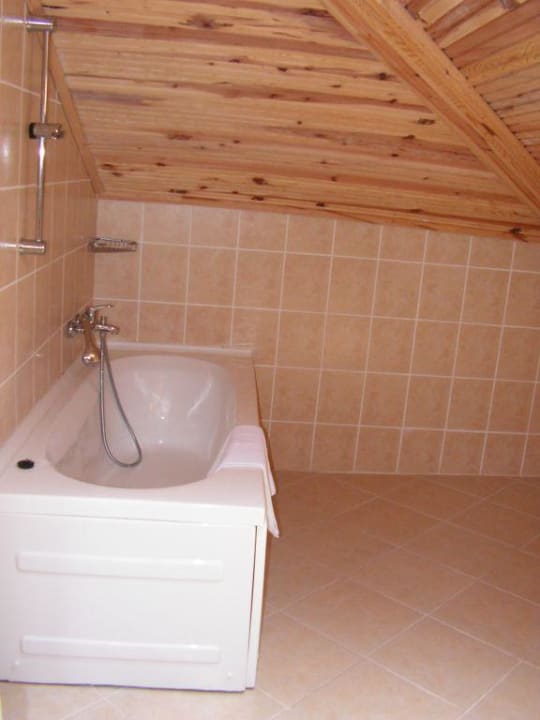 Die Badewanne in der Dachschräge Ölüdeniz Turquoise Hotel