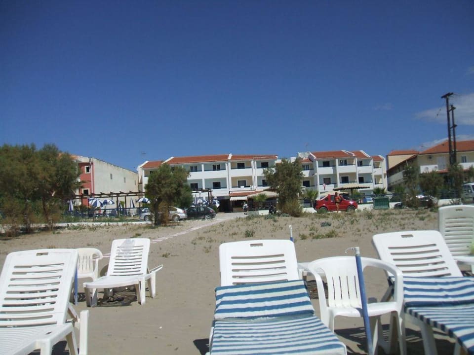 Blick vom Strand auf das Janno Beach Hotel Hotel Janno Beach