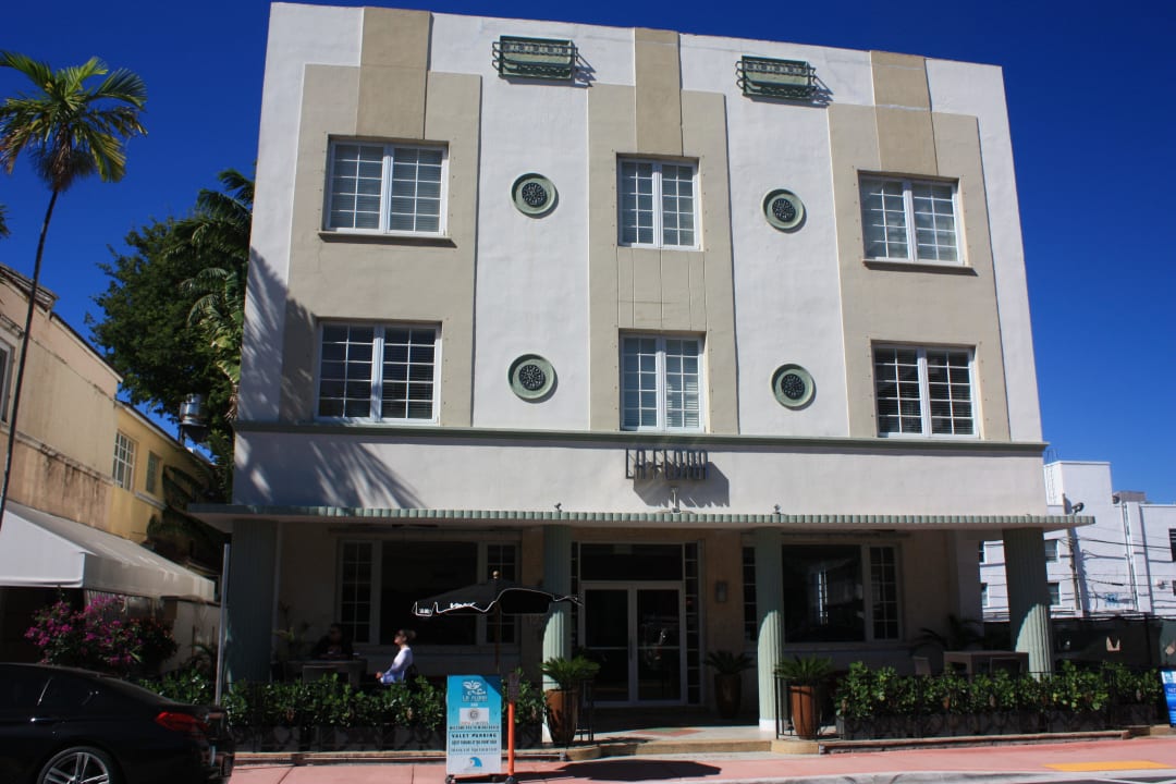 Die Front an der Collins Avenue Hotel La Flora