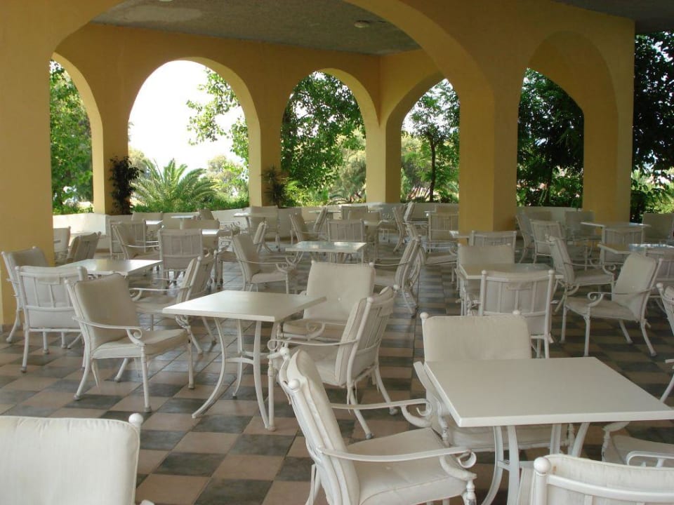 Terrasse vor der Hotelbar Domes Aulūs Zante, Autograph Collection