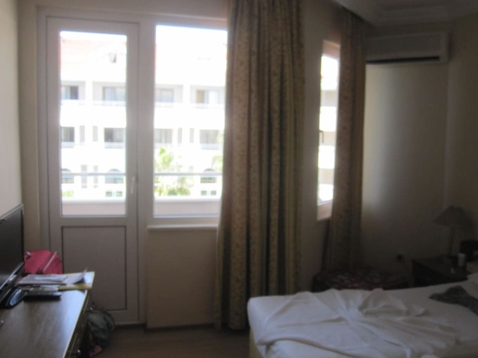 Schlafzimmer mit Balkon und Fenster Side Bay Hotel