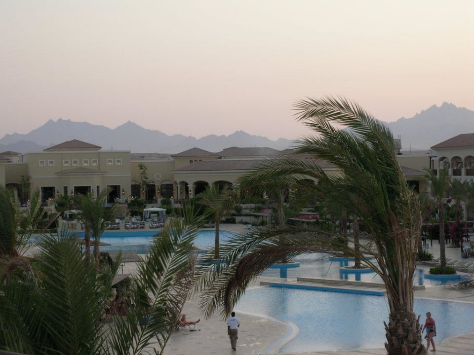 Blick vom Balkon am Abend JAZ Aquamarine Resort