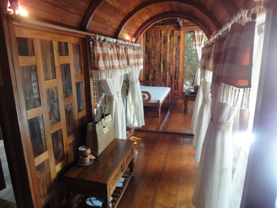 Übergang vom Schlafbereich in Wohnbereich Santhiya Koh Phangan Resort & Spa