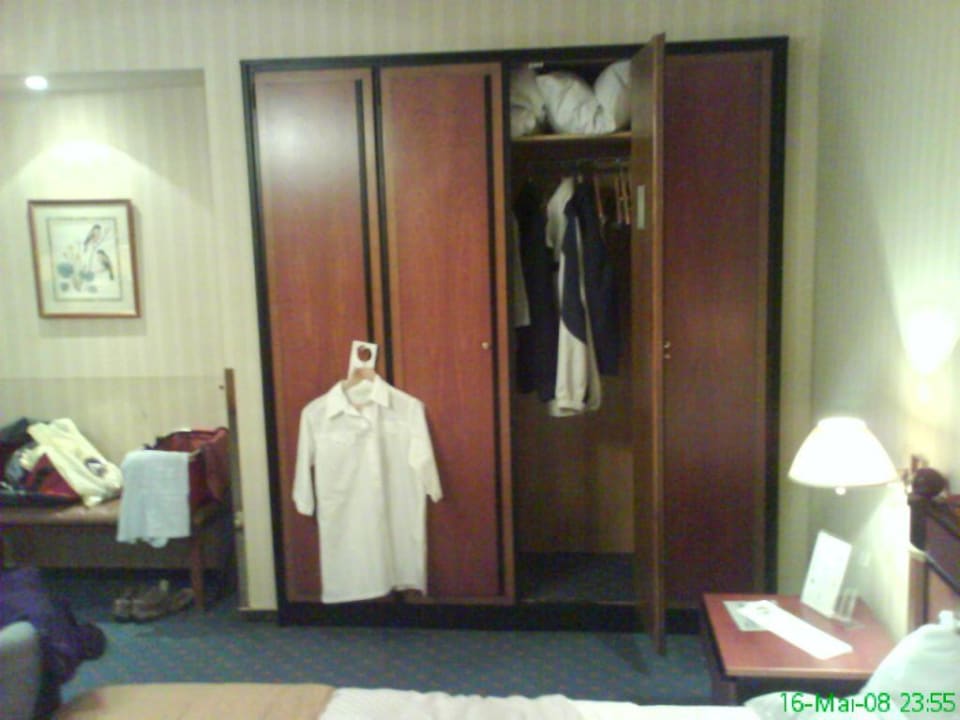 Kleiderschrank Le Méridien Grand Hotel Nürnberg