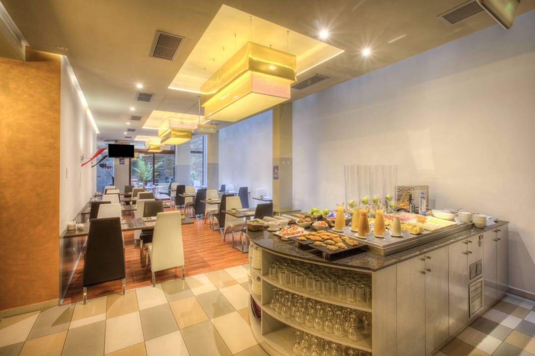 Buffetbreakfast NH Ourense