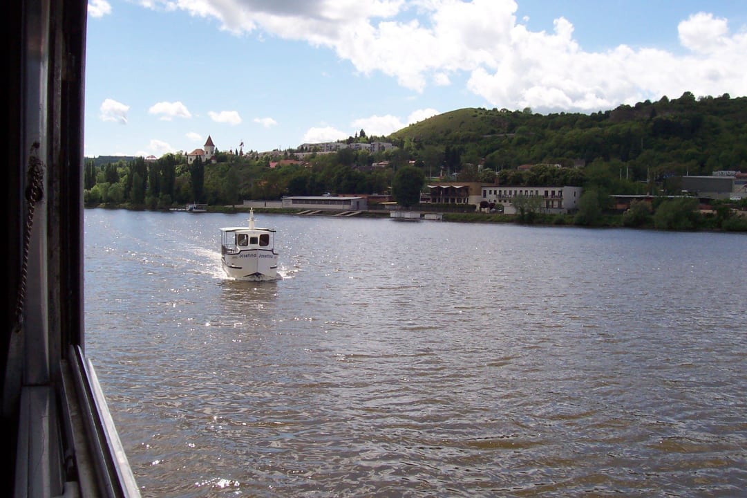Blick Moldau nach li. mit Fährboot Botel Racek