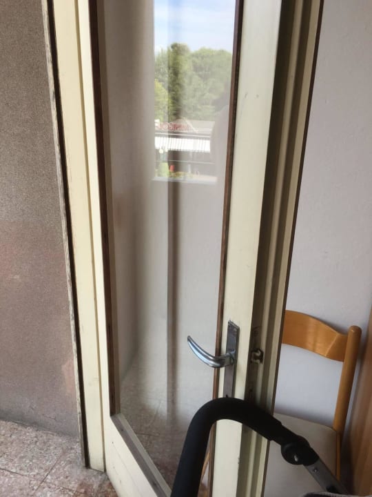 1 Glasscheibe als Balkontür Hotel Adriatico