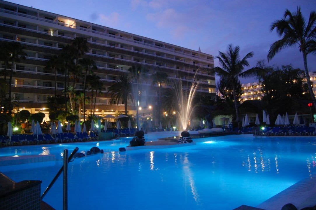 Pool und Hotel bei Nacht Bull Costa Canaria & Spa - Adults only
