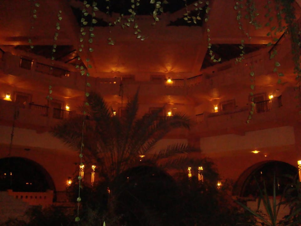 Abendlich beleuchtete Lobby Hotel Chich Khan