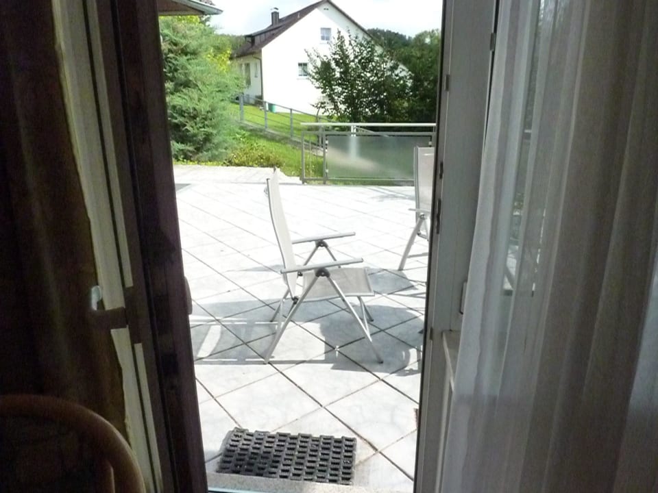 Bick aus dem Zimmer auf die Terrasse Landgasthof Am Sonnenhang