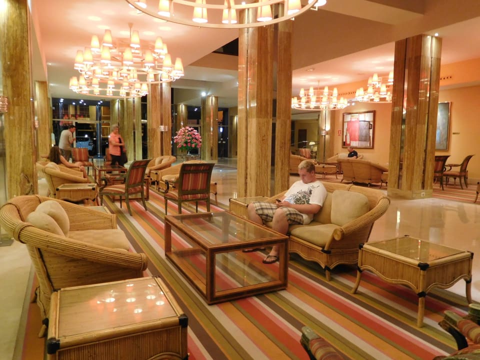 Lobby Bull Reina Isabel & Spa