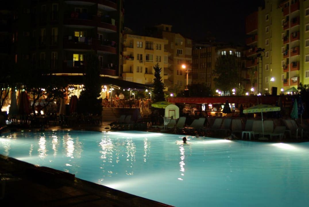 Pool am Abend Club Sidar Apart Hotel