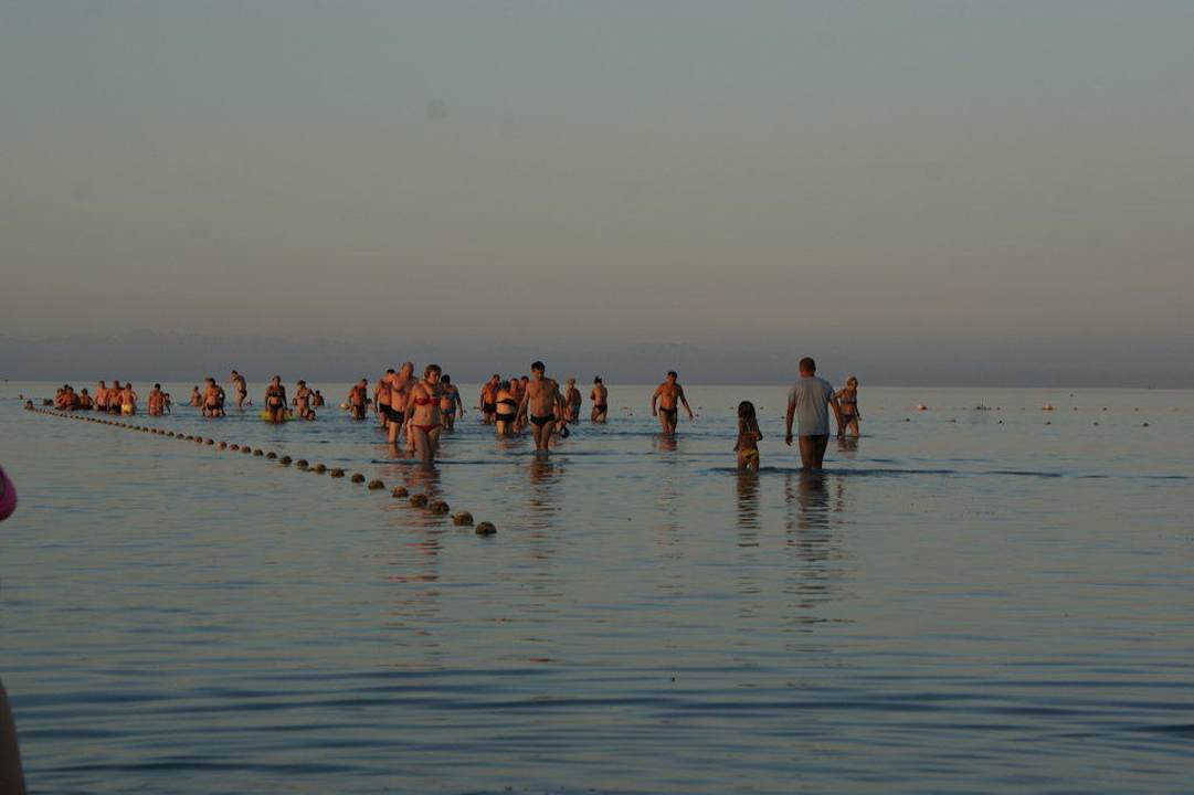 Чтобы покупаться, надо походить Riviera Aqua Park Resort