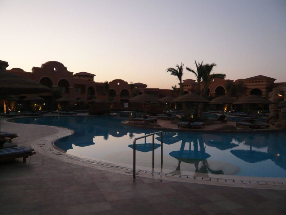 Pool bei Sonnenuntergang Charmillion Gardens Aquapark