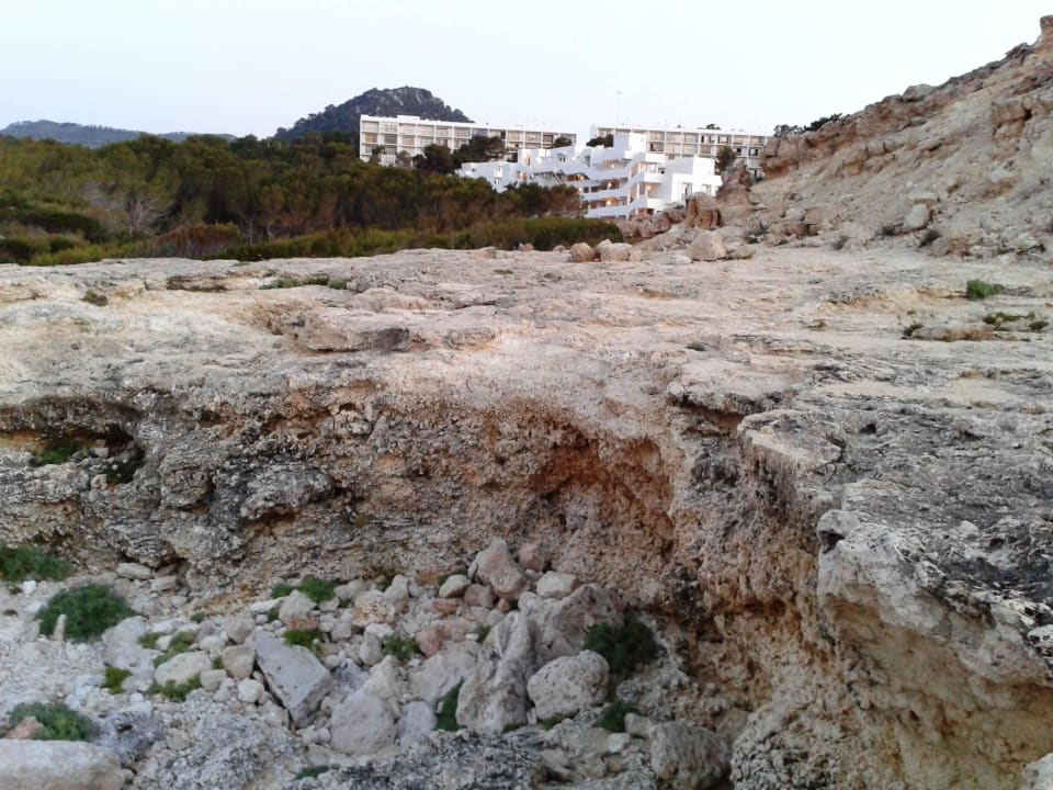 Blick vom Felsen aufs Hotel Barceló Portinatx - Adults only