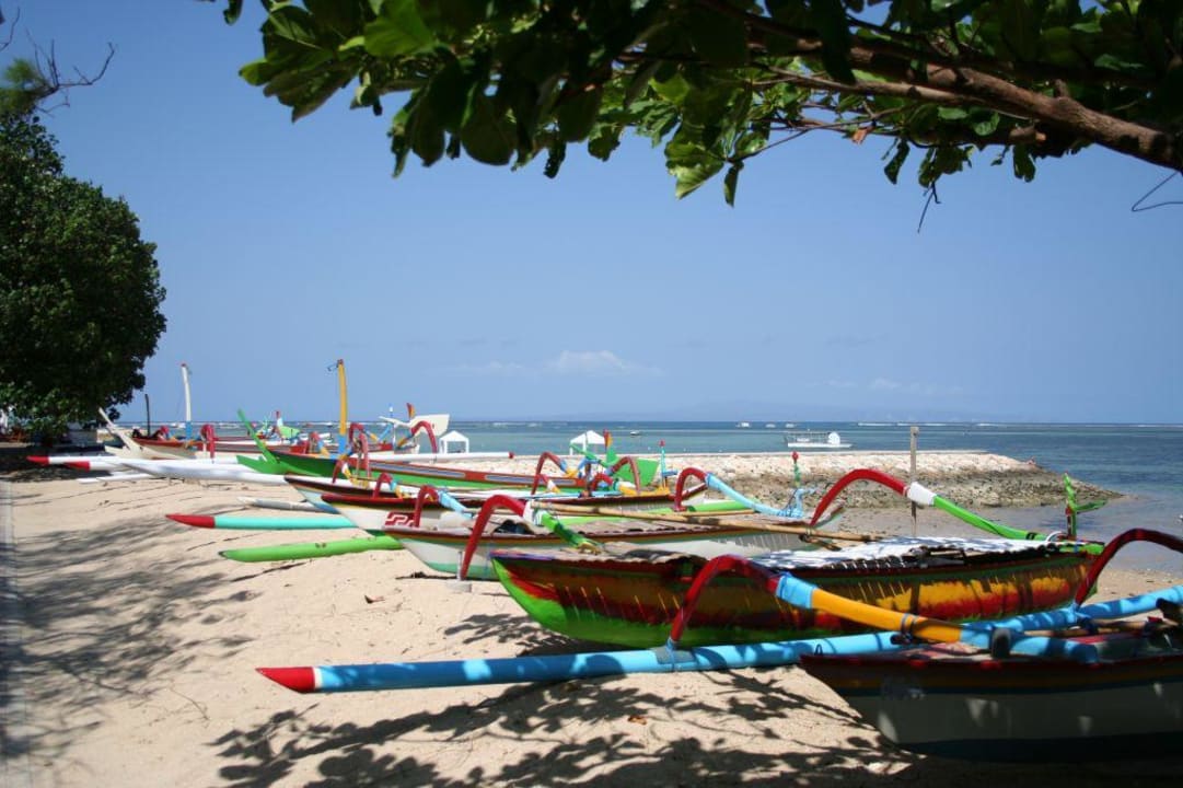 Auslegerboote warten auf Touristen Puri Santrian