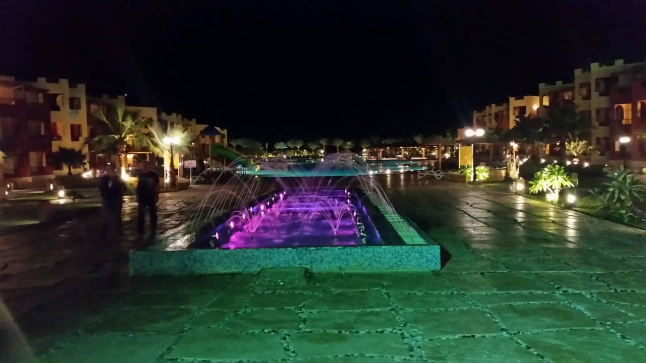 Schön beleuchtet die Anlage  Casa Mare Resort
