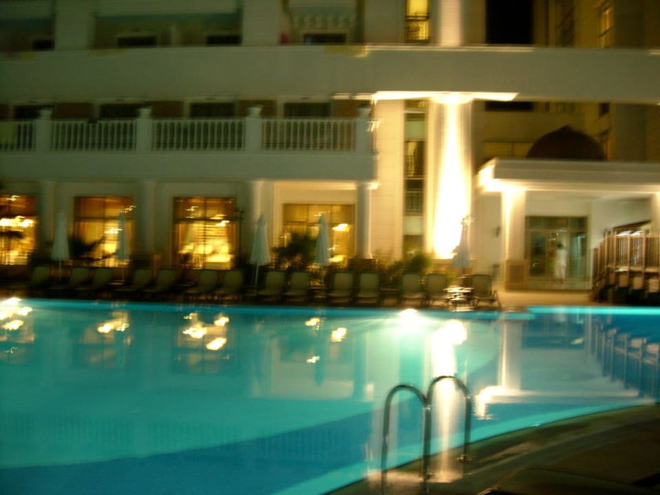 Pool bei Nacht Alba Queen Hotel