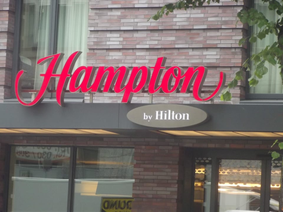 Eingang Hampton by Hilton Berlin City West
