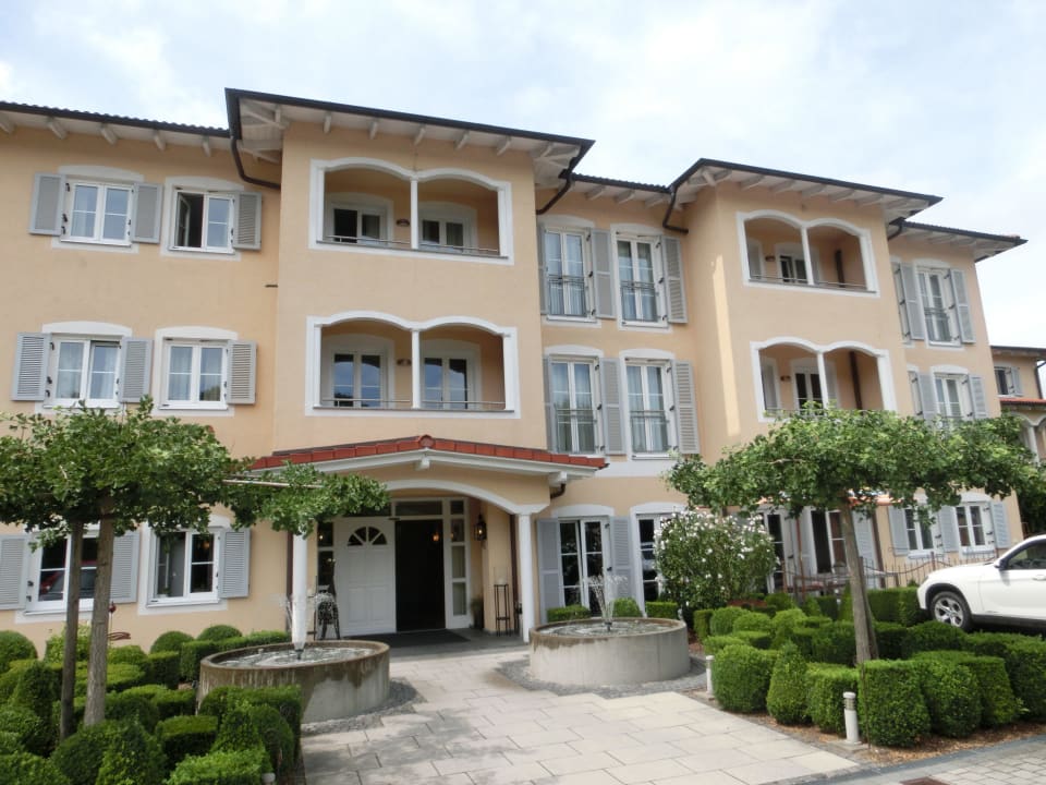 Eingang Hotel Ampervilla
