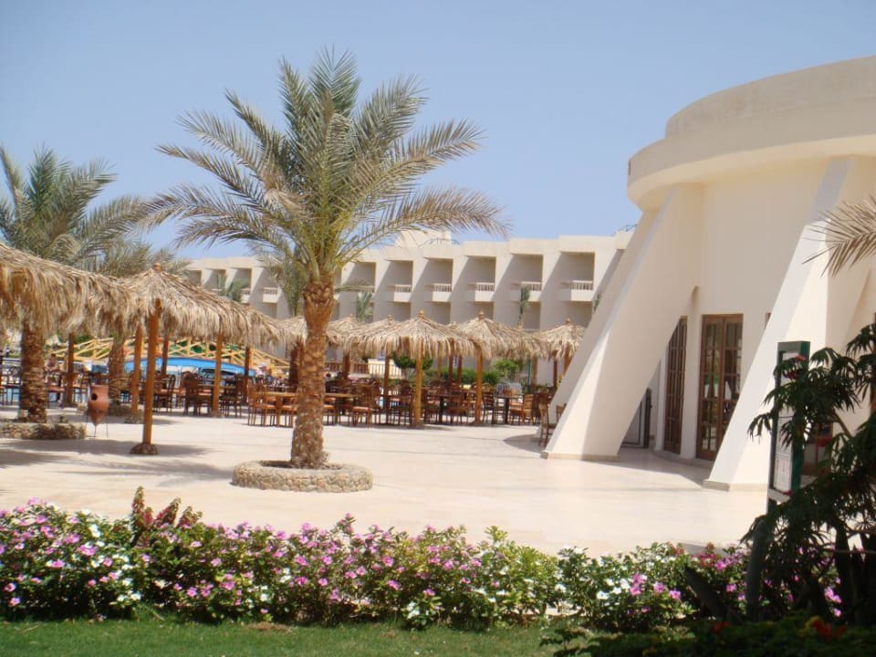 Restauracja, czesc basenu i ogrod Hurghada Long Beach Resort
