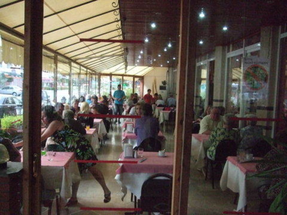 Der Speisesaal mit 1/3 der Gäste Acar Hotel