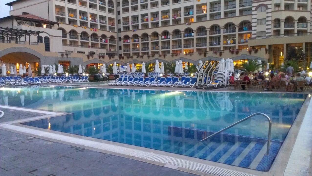 Einer der zwei großen Pools Meliá Sunny Beach