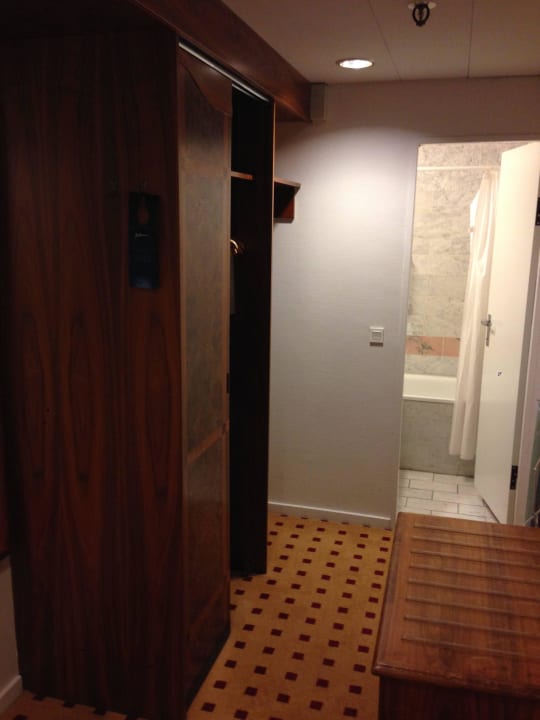 Corridor and bathroom Scandic Falconer