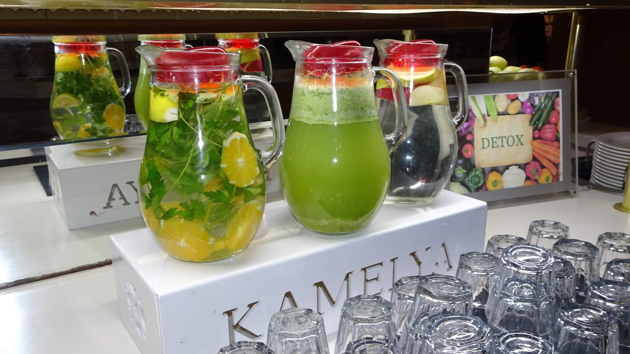 Kannenweise Gesundheit mit Detox-Getränken zum Entschlacken Kamelya Selin Hotel