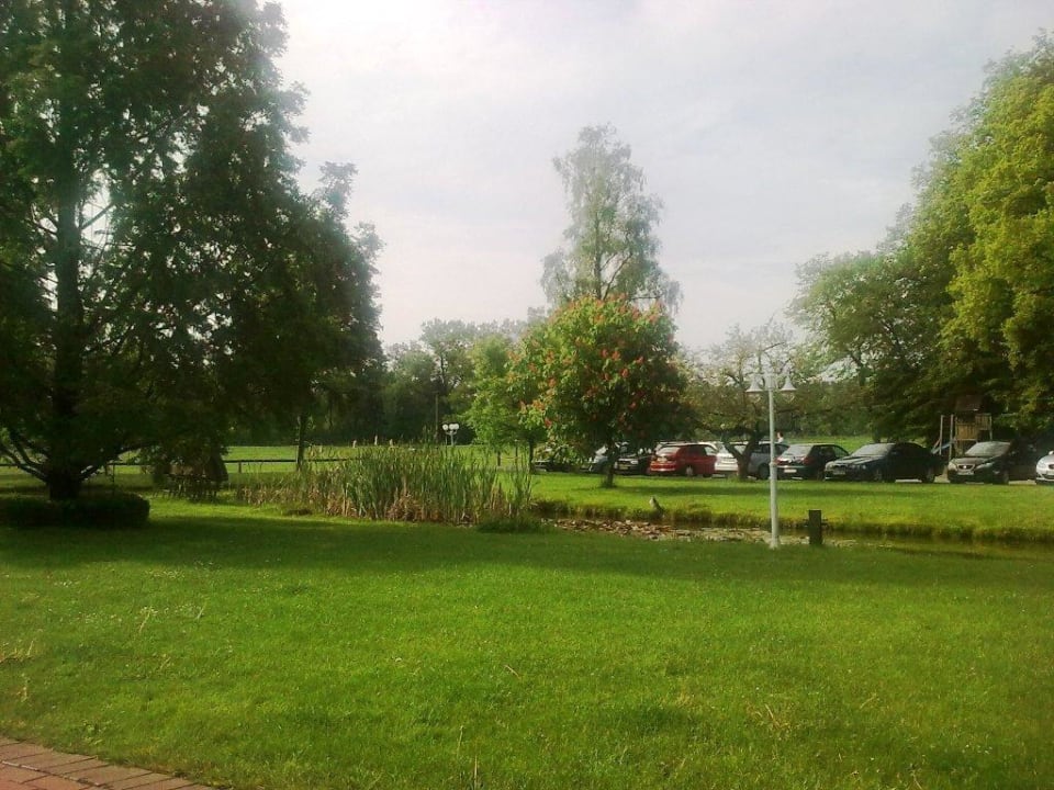 Blick zum Parkplatz Ringhotel Forellenhof Walsrode