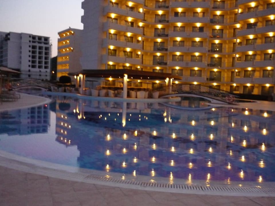 Pool am Abend Elysium Resort & Spa Hotel