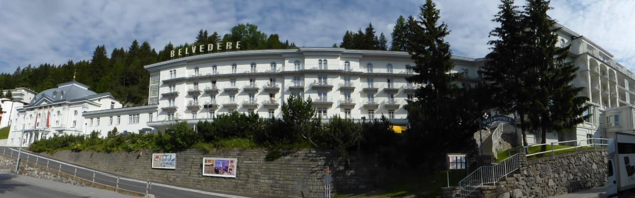 Hotelansicht von der Straße Steigenberger Icon Grandhotel Belvédère