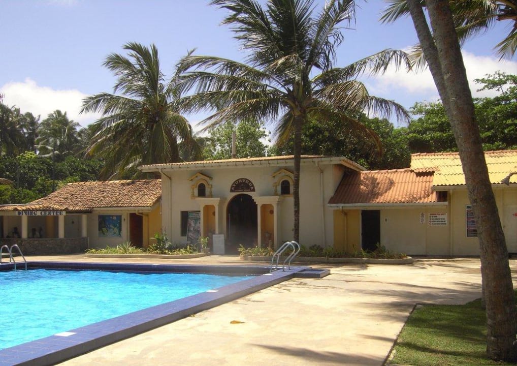 Pool mit Ayurveda-Anlage im Hintergrund EKHO Surf