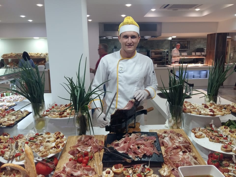 Themenbuffet mit leckeren Spezialitäten Iberostar Waves Bellevue