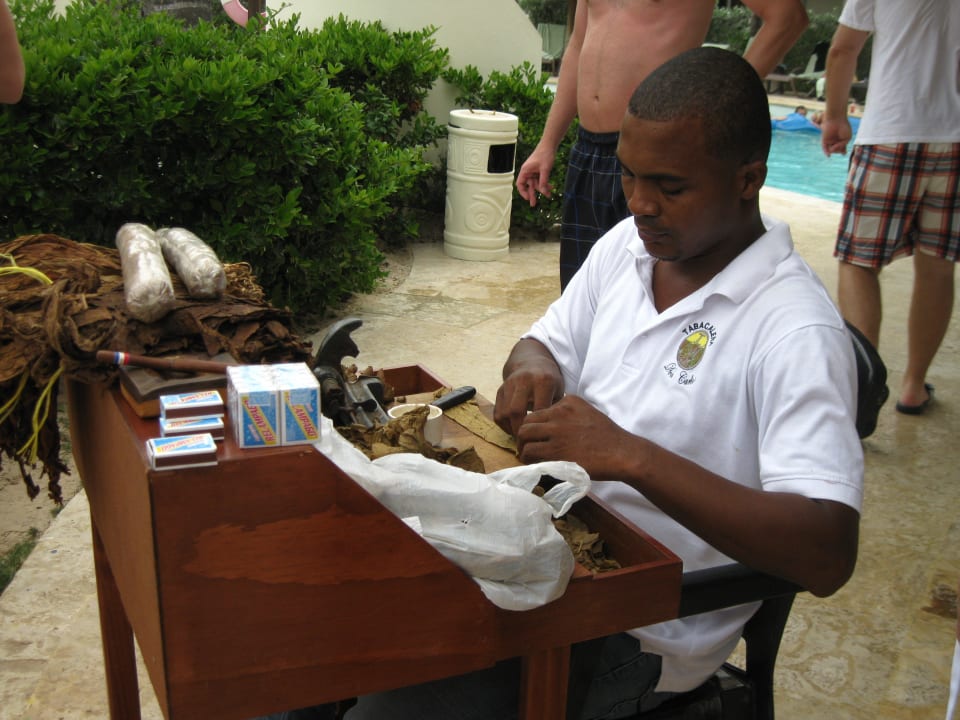 Zigarrendreher immer Montags am Pool Secrets Royal Beach Punta Cana - Adults only