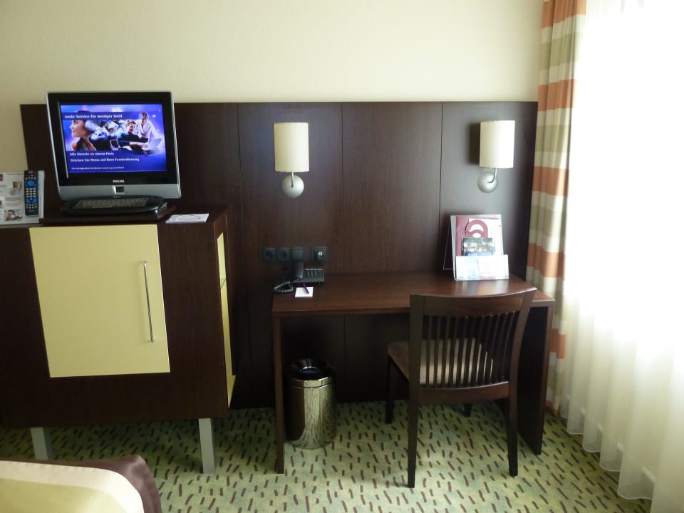 Schreibtisch und Minibar Grand Hotel Bregenz - Mgallery