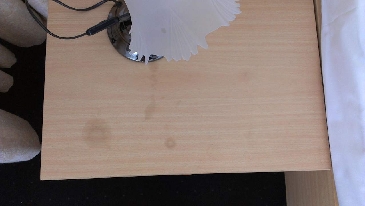 Undefinierbare Flecken auf dem Nachttisch Days Inn Leipzig City Centre