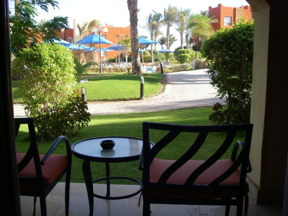Blick auf Terrasse und Pool vom Zimmer SUNRISE Cardina Resort