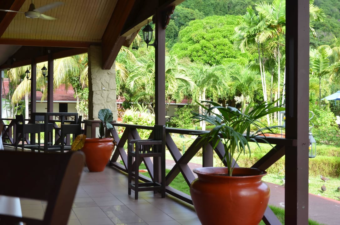 Widok na ogród z restauracji Berjaya Praslin Resort