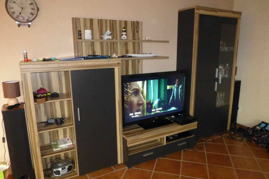 Wohnzimmerschrank mit Flachbildschirm etc Ferienhaus Engler